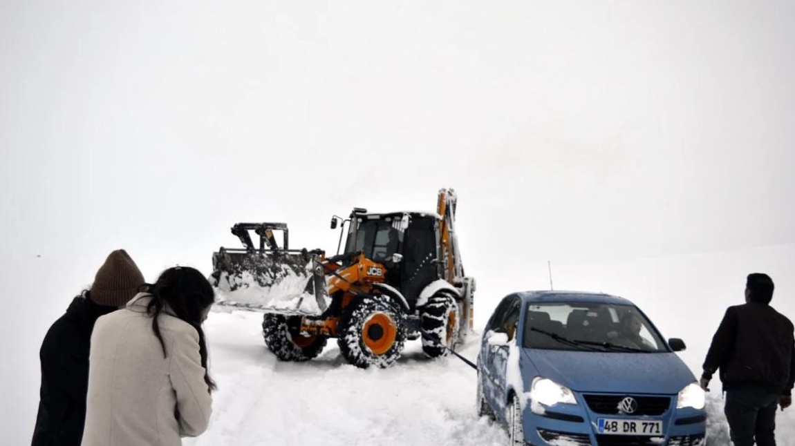 Yoğun karda mahsur kalan öğretmenlerimiz belediye ekiplerinin çalışması ile kurtarıldı